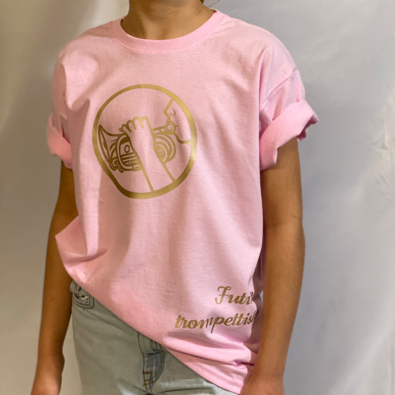 T-shirt rose avec un logo doré, texte "Fait main" sur le bas.