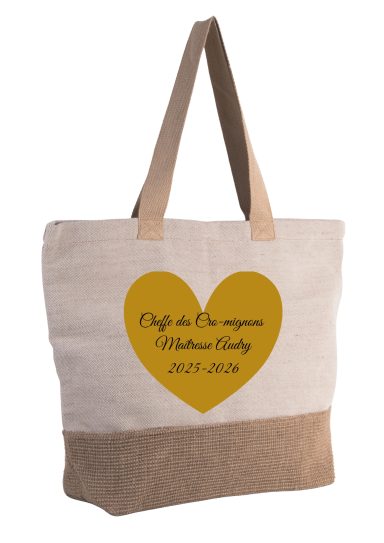 Tote bag beige avec un cœur jaune et un texte noir sur le thème de l'amour.