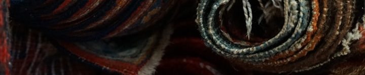 Rouleaux de tissu aux motifs colorés et textures variées.